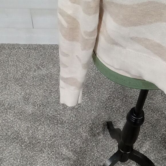 Splendid Collection tan & cream long sleeve crew neck ribbed sweater size Small - Picture 3 of 4